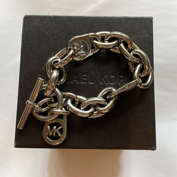 Michael Kors silver logo lock toggle bracelet | chain link bracelet - Picture 6 of 6